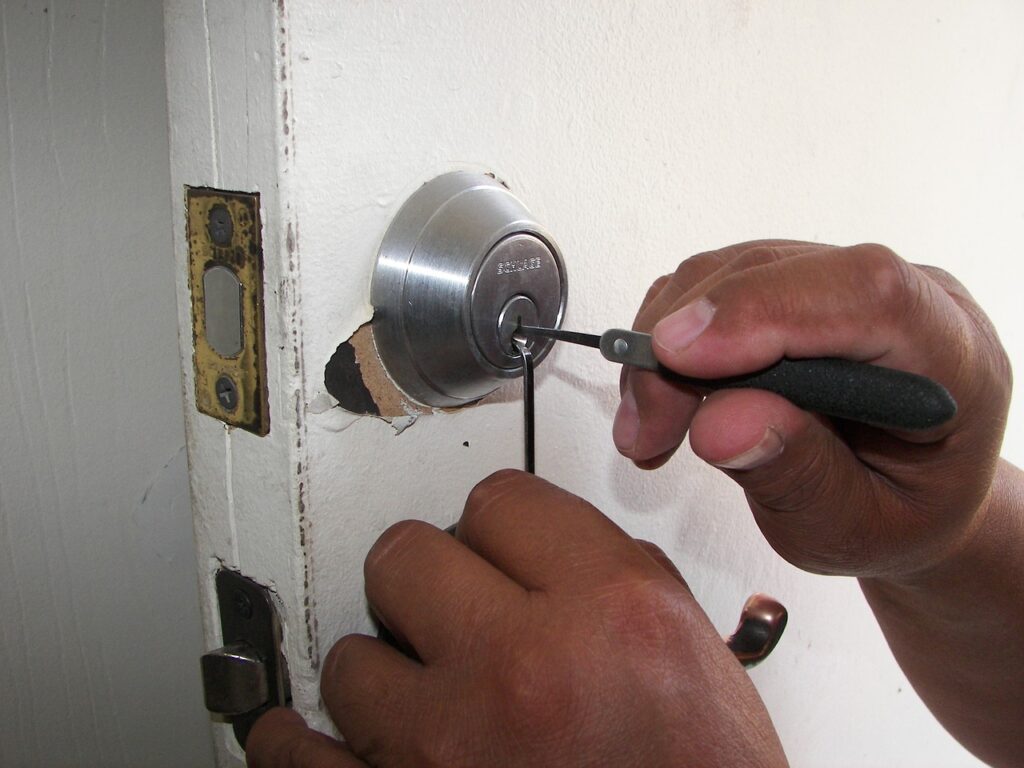 This image has an empty alt attribute; its file name is locksmith-1024x768.jpg