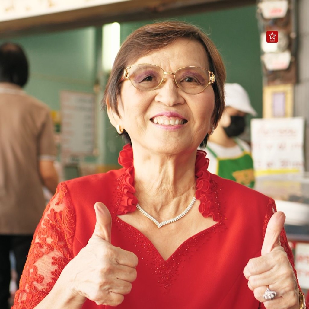 คุณแม่กมลทิพย์ เจ้าของร้านเย็นตาโฟศรีพิงค์