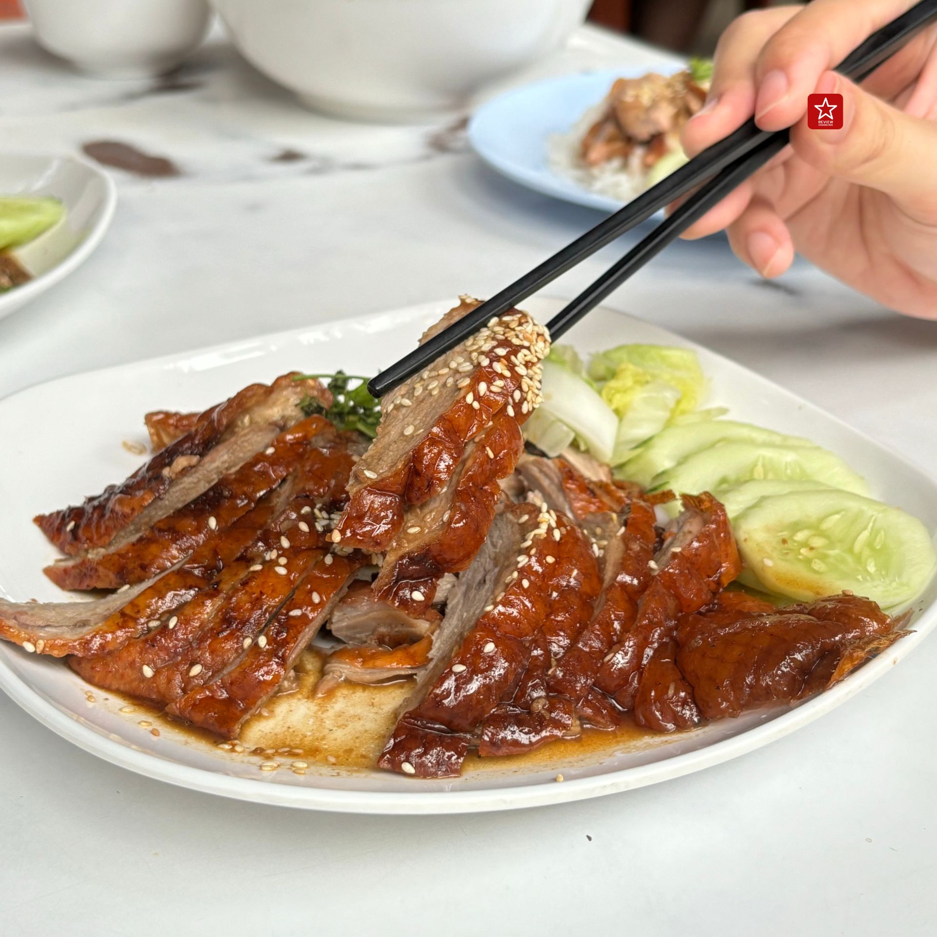 เป็ดย่างที่ร้านก๋วยเตี๋ยวเป็ดตุ๋นสารภี หอม ชุ่มฉ่ำ