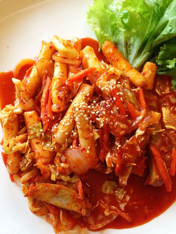ต๊อกโบ๊กกี หรือ เส้นข้าวเกาหลีผัดซอส อาหารเกาหลี เชียงใหม่ 