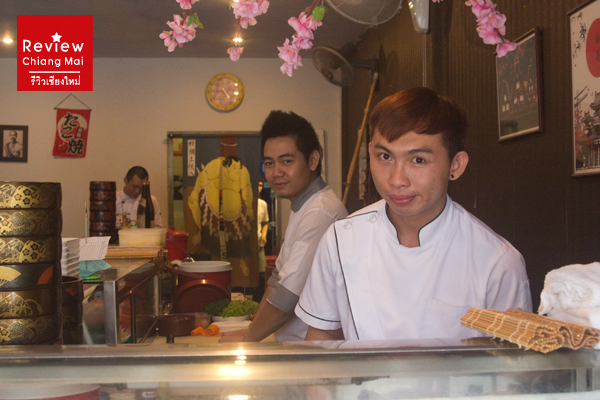 เชฟหนุ่ม มือหนึ่งของร้าน Ai Sushi